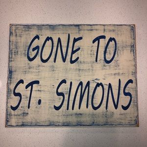 blue/white wooden distressed St.Simons Island sign